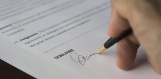 Подавая заявление, нужно обязательно его подписать - письменно или электронно. Иллюстративное фото: Pexels