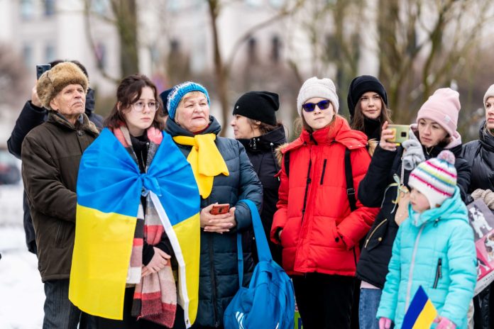 Участники антивоенного шествия в Даугавпилсе. 25 февраля 2023 года. Фото: Виола Олейникова