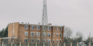 Пустующее здание в Ругелях по ул. Нометню, 159. 6 февраля 2023 года. Фото: Евгений Ратков
