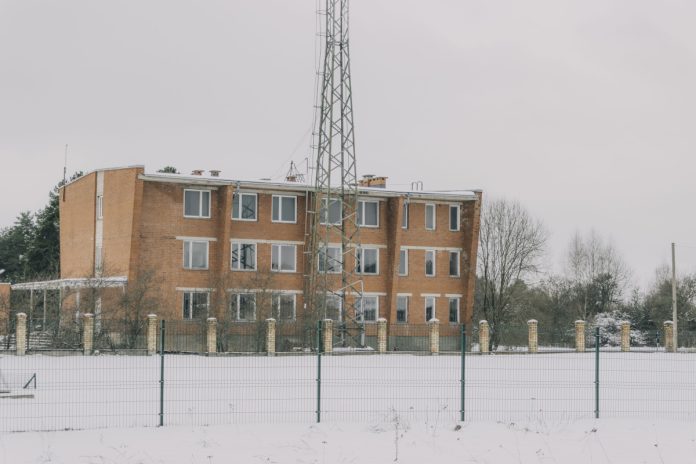 Пустующее здание в Ругелях по ул. Нометню, 159. 6 февраля 2023 года. Фото: Евгений Ратков