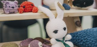 Такие милые игрушки, сделанные собственными руками, можно было купить на ярмарке Cits Bazārs в 2023 году. Фото: Евгений Ратков