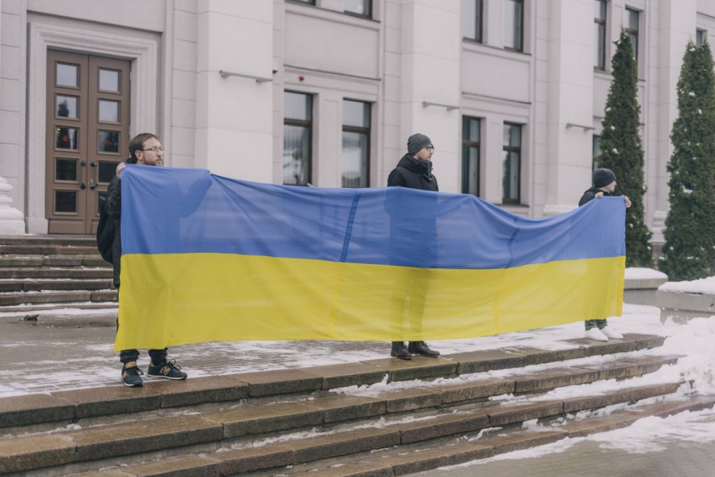 Пикет в поддержку Украины в Даугавпилсе. 24 февраля 2023 года. Фото: Евгений Ратков