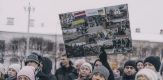 На пикет в поддержку Украины в Даугавпилсе пришли немногим более ста человек. 24 февраля 2023 года. Фото: Евгений Ратков