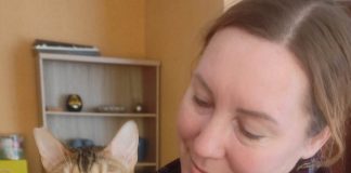 Эвита Савицкая с кошкой, которую теперь зовут Луна. Кошку удалось спасти от усыпления и переправить из другой страны в Латвию (в Ригу), где она теперь живёт в новой любящей семье. Фото из личного архива Эвиты Савицкой