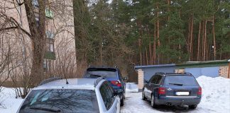 Машины у гаражей по ул. Циолковского. Фото Даиниуса Григелиониса