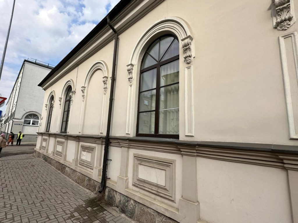 разбитое окно в синагоге
