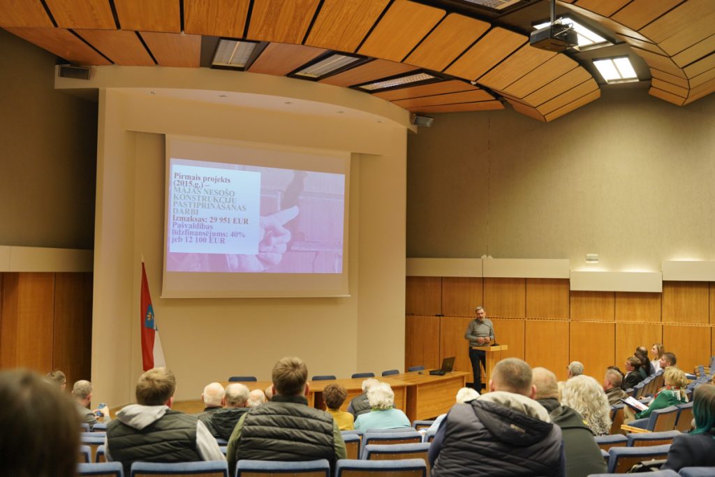 Собрание жителей и руководителей самоуправления и муниципальных учреждений, занимающихся обслуживанием жилого фонда в Даугавпилсе. Даугавпилсская городская дума, 13 апреля 2023 года. Фото: Андрей Емельянов