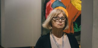 Фарида Залетило, куратор выставок Арт-центра имени Марка Ротко в Даугавпилсе. Фото: Евгений Ратков (25 апреля 2023 года)