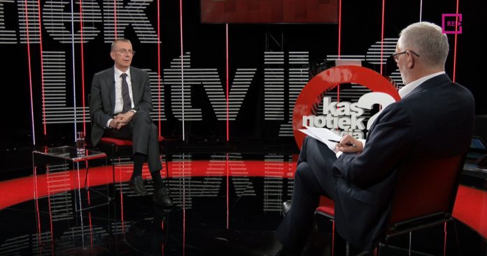 Кандидат в президенты Латвии Эдгар Ринкевич и ведущий Янис Домбурс в программе LTV1 «Kas notiek Latvijā». Скриншот из программы «Kas notiek Latvijā»