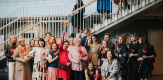 Педагоги и выпускники школы "Саулес", которые подготовили выставку работ (она украшает школу сейчас). Даугавпилс, 20 мая 2023 года. Фото: Ириина Маскаленко