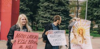 Пикет "Равнодушие убивает" за ратификацию Стамбульской конвенции в Даугавпилсе. 2 мая 2023 года. Фото: Евгений Ратков