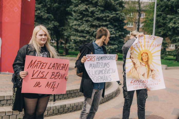 Пикет "Равнодушие убивает" за ратификацию Стамбульской конвенции в Даугавпилсе. 2 мая 2023 года. Фото: Евгений Ратков