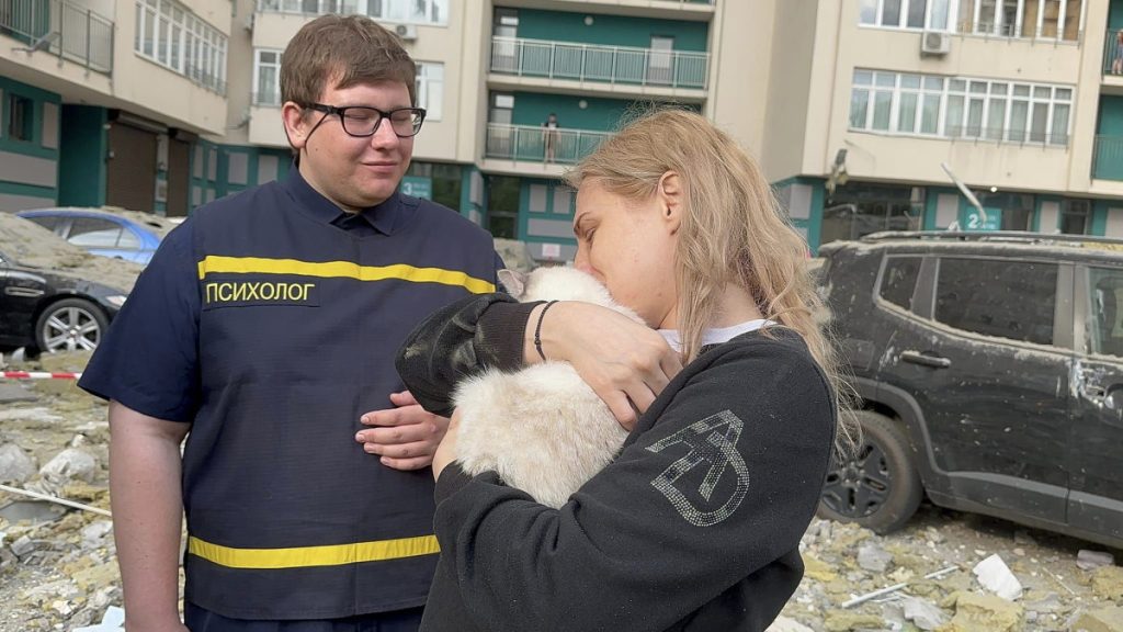 Аварийно-спасательные работы в 25-этажном жилом доме, куда 24 июня 2023 года упали обломки российской ракеты. Фото: Государственная служба Украины по чрезвычайным ситуациям