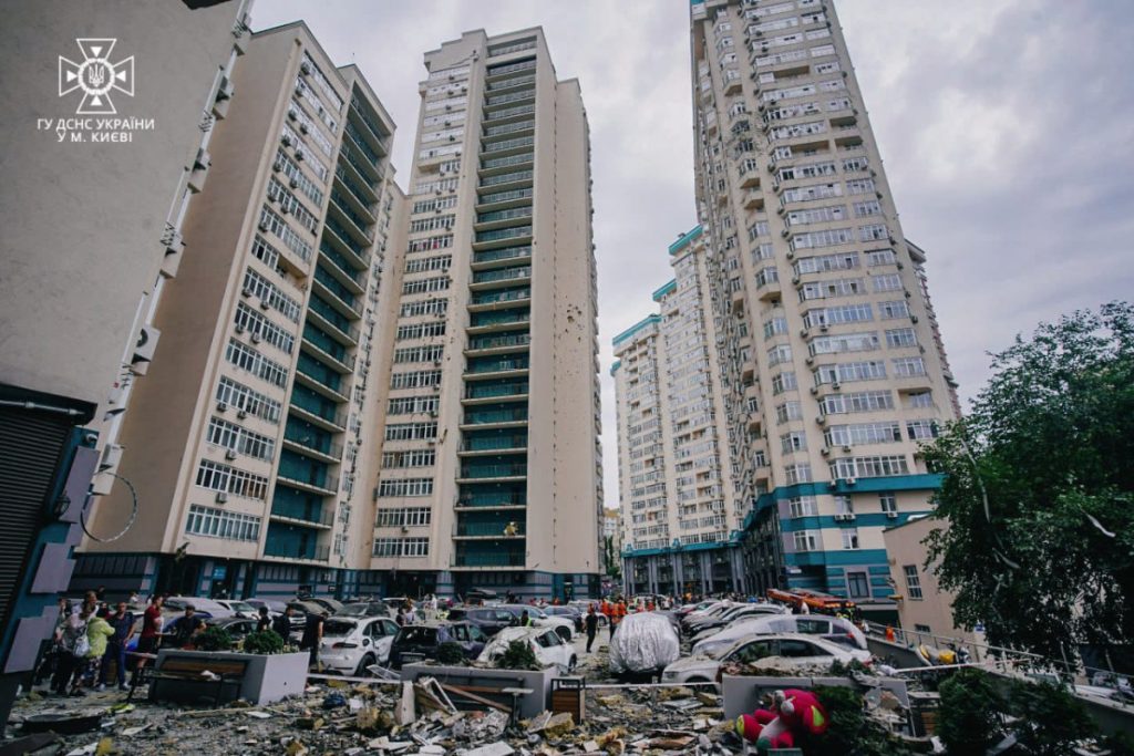 25-этажный жилой дом, куда 24 июня 2023 года упали обломки российской ракеты. Фото: Государственная служба Украины по чрезвычайным ситуациям