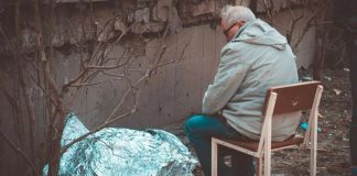 Дедушка сидит у тела погибшей в результате российской атаки девятилетней внучки в Киеве. 1 июня 2023 года - Международный день защиты детей... Фото: Сергей Окунев, корреспондент New Voice Киев