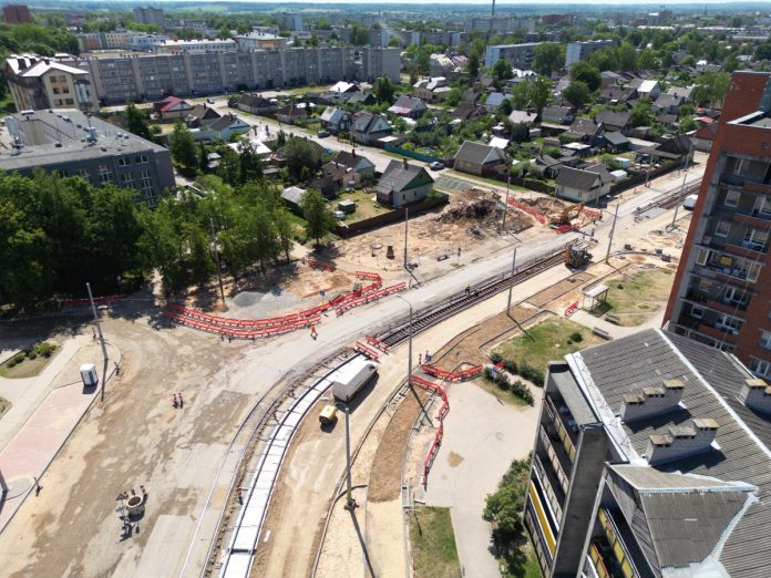 Вид на дома по ул. Дарба и Айзпилсетас с дрона. Фото: Дайнис Болтрукс