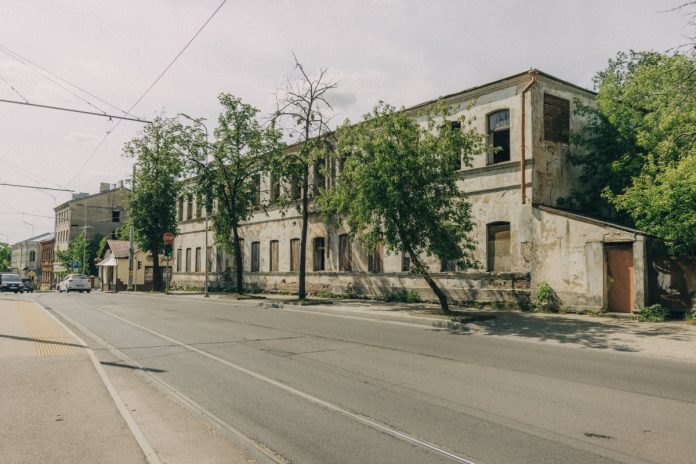 Заброшка по ул. Стацияс. 13 июня 2023 года. Фото: Евгений Ратков