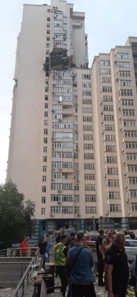 Обломки российской ракеты упали на 25-этажное жилое здание в Соломенском районе города Киев. Фото: Национальная полиция Украины