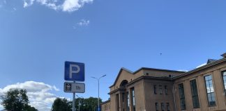 Знак вдоль дороги по ул. Стацияс. 10 июля 2023 года. Фото: Эвелина Майбогина