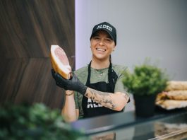 Раса, владелица мясной лавки с литовской продукцией ALDER SMOKE HOUSE. Фото: Ирина Маскаленко