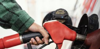 С января по июнь 2023 года бензин в Латвии подешевел на 3%, отмечают аналитики Picodi. Иллюстративное фото: Freepik