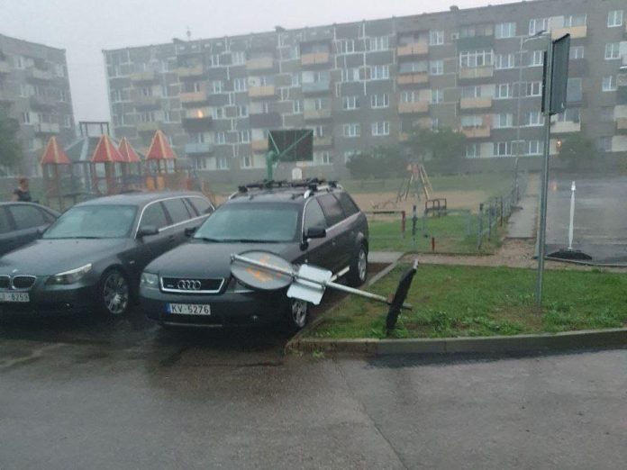 363789995_1008335626865469_4453881506132578339_n шторм в Даугавпилсе