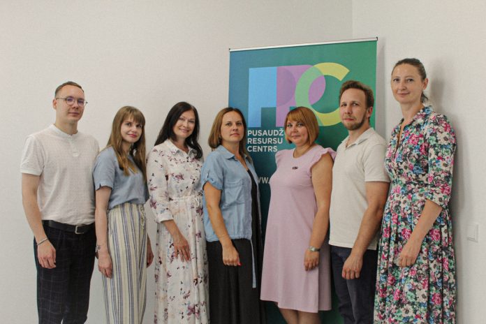 Нынешняя команда Ресурсного центра в Даугавпилсе: Жанис Овчинко, Ирена Жуковска, Светлана Сергеева, Кристине Лейкусе, Виктория Шевелькина, Виктор Галлер, Елена Подмышанина. Фото: Анна Микуланеца Нынешняя команда Ресурсного центра в Даугавпилсе: Жанис Овчинко, Ирена Жуковска, Светлана Сергеева, Кристине Лейкусе, Виктория Шевелькина, Виктор Галлер, Елена Подмышанина. Фото: Анна Микуланеца