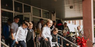 1 сентября 2023 года в Даугавпилсе. Средняя школа города государственного значения. Фото: Ирина Маскаленко