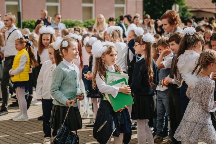 1 сентября 2023 года в Даугавпилсе. Средняя школа города государственного значения. Фото: Ирина Маскаленко