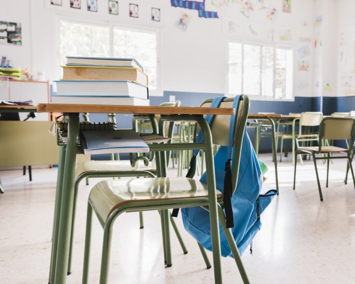 school-classroom-with-books-backpack пустой класс