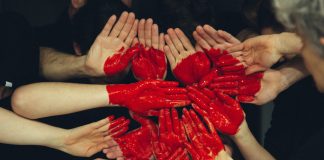 В Латвии работет много негосударственных общественных организаций, занимающихся благотворительностью. Иллюстративное фото: Tim Marshall / Unsplash