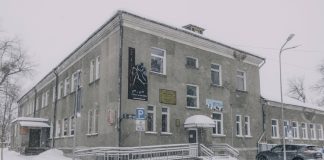 Здание по адресу ул.Стацияс, 63 в Даугавпилсе, в котором до 1 июня 2023 года работала общественная баня. 12 декабря 2023 года. Фото: Евгений Ратков