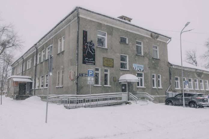 Здание по адресу ул.Стацияс, 63 в Даугавпилсе, в котором до 1 июня 2023 года работала общественная баня. 12 декабря 2023 года. Фото: Евгений Ратков