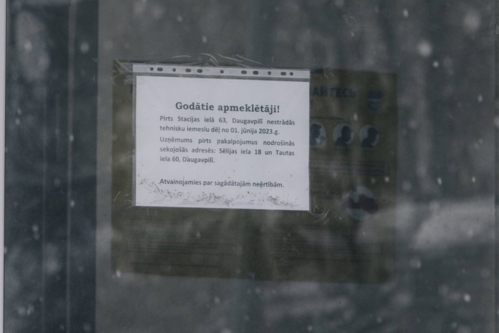 Объявление на входе в общественную баню в Даугавпилсе, которая до 1 июня 2023 года работала по адресу ул. Стацияс, 63. 12 декабря 2023 года. Фото: Евгений Ратков