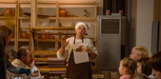 Диана Бриеде проводит мастер-класс по изготовлению шоколадных и карамельных конфет с использованием продуктов пчеловодства. Дом традиций Дома Единства в Даугавпилсе. 8 декабря 2023 года. Фото: Виола Олейникова