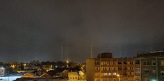 Световые столбы в Даугавпилсе: жители наблюдали за редким явлением. Фото читателей «Чайки» Световой столб в Даугавпилсе. Фото: Juris Jura