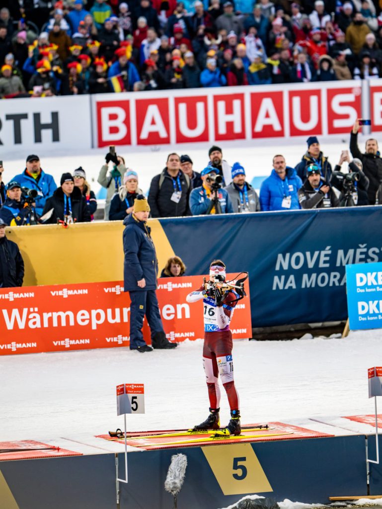 Андрей Расторгуев стреляет на Чемпионате мира в Чехии. Фото: Latvian Biathlon Federation