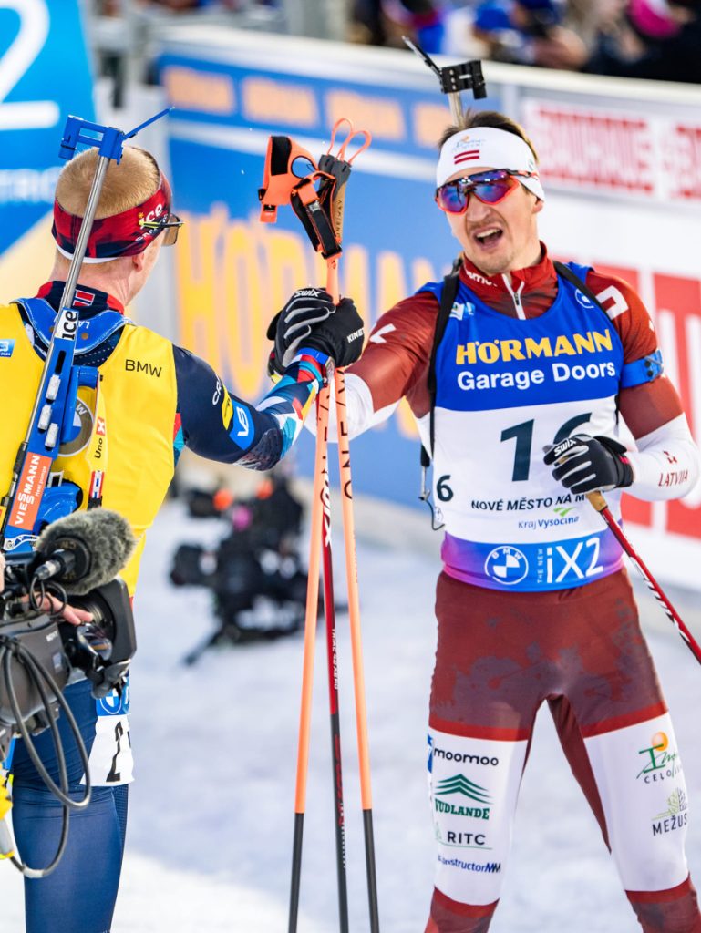 Йоханнес Тиннес Бё и Андрей Расторгуев на Чемпионате мира в Чехии. Фото: Latvian Biathlon Federation