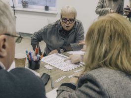Для защиты от фейков и мошенников: New East приглашает сениоров, живущих на востоке Латвии, на курс по медиаграмотности Участники курса по медиаграмотности в Даугавпилсе. Офис общества New East, 6 февраля 2024 года. Фото: Евгений Ратков
