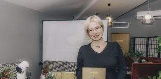 Детская писательница Елена Скуратова на встрече с читателями в Даугавпилсе (кафе Vēsma). Фото: Евгений Ратков