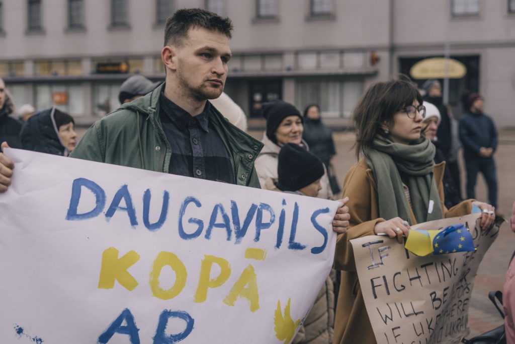 Митинг в поддержку Украины 24 февраля 2024 года в Даугавпилсе. Фото: Евгений Ратков