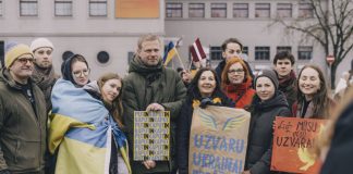 Митинг в поддержку Украины 24 февраля 2024 года в Даугавпилсе. Фото: Евгений Ратков