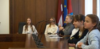 Даугавпилсских работодателей призывают подавать заявки на участие в Дне теней Даугавпилсские школьники на Дне теней в Даугавпилсской городской думе. 12 февраля 2020 года. Фото: Daugavpils valstspilsētas pašvaldība