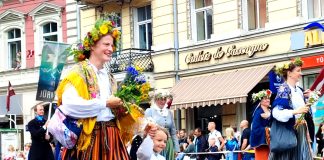 Подсмотреть и перенять. Почему Латвия – это Беларусь, у которой получилось. Личное мнение Участники шествия на Празднике песни и танца в Риге, 2023 год. Фото: Наста Захаревич