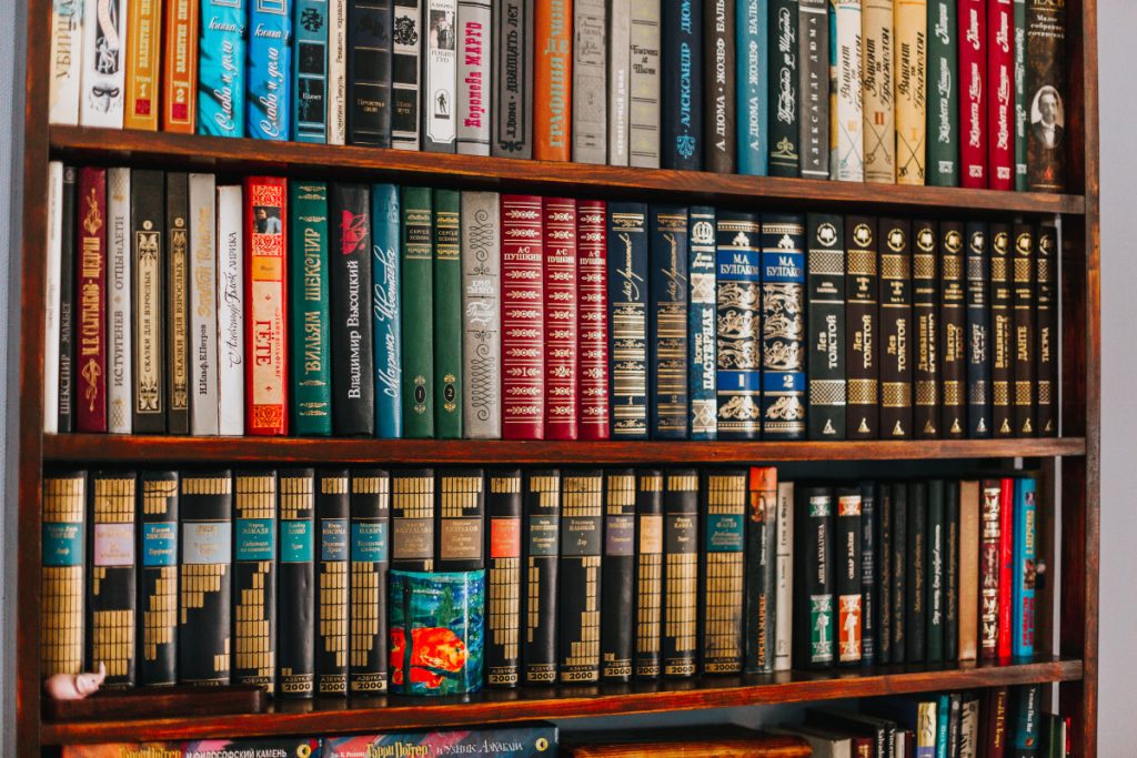 Книжный шкаф, который привлекает в доме Аллы студентов, которые к ней приезжают.