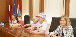 Так дети, которые посещали летний лагерь Школы государственного значения в июне 2023 года, ходили в Даугавпилсскую думу. Фото: Евгений Галапов / Даугавпилсская городская дума