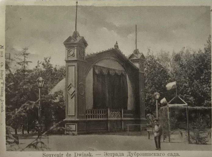 Эстрада в парке Дубровина в конце XIX века - изображение предположительно 1890-е годы, печать - 1908 год. Фото: Ретро Даугавпилс - Латвия / Facebook