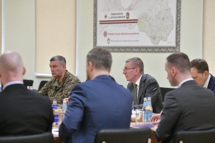 Президент Латвии Эдгар Ринкевич и участники военного совета в Резекне. 19 апреля 2024 года. Фото: Канцелярия президента Президент Латвии Эдгар Ринкевич и участники военного совета в Резекне. 19 апреля 2024 года. Фото: Канцелярия президента