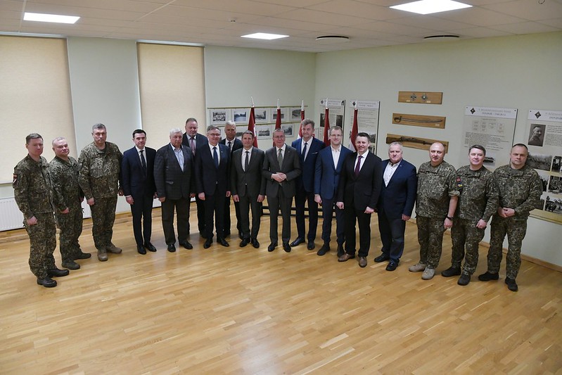 Президент Латвии Эдгар Ринкевич и участники военного совета в Резекне. 19 апреля 2024 года. Фото: Канцелярия президента