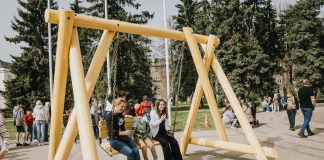 Пасха, Ляпис Трубецкой и концерт Айи Андреевой в Ливанах. Умная афиша. 3 — 9 апреля Качели. Пасха. Дети. Площадь Единства. Даугавпилс. 1 апреля 2024 года. Фото: Ирина Маскаленко
